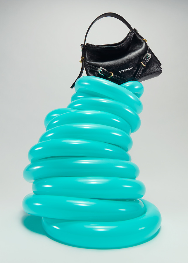 Beauty 10 Magazine X Givenchy Voyou Blue